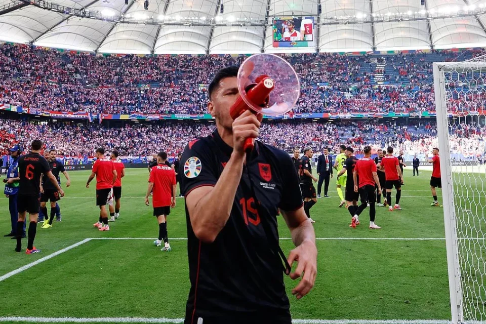 UEFA sanciona a un jugador de Albania por cánticos contra Macedonia del Norte