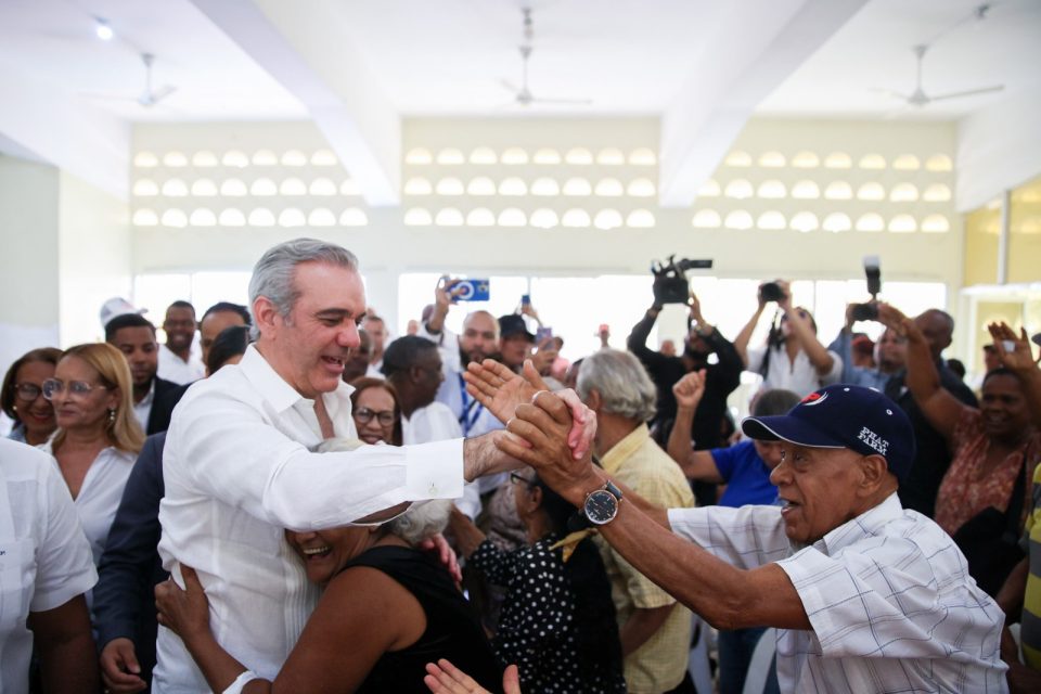 Presidente Abinader Inaugura Obras Hidráulicas, Energéticas y Deportivas en Azua