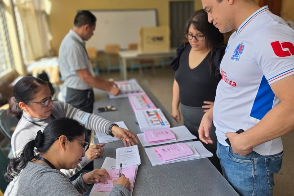 Honduras Decide: Inicia una jornada electoral crucial entre la continuidad y el giro conservador