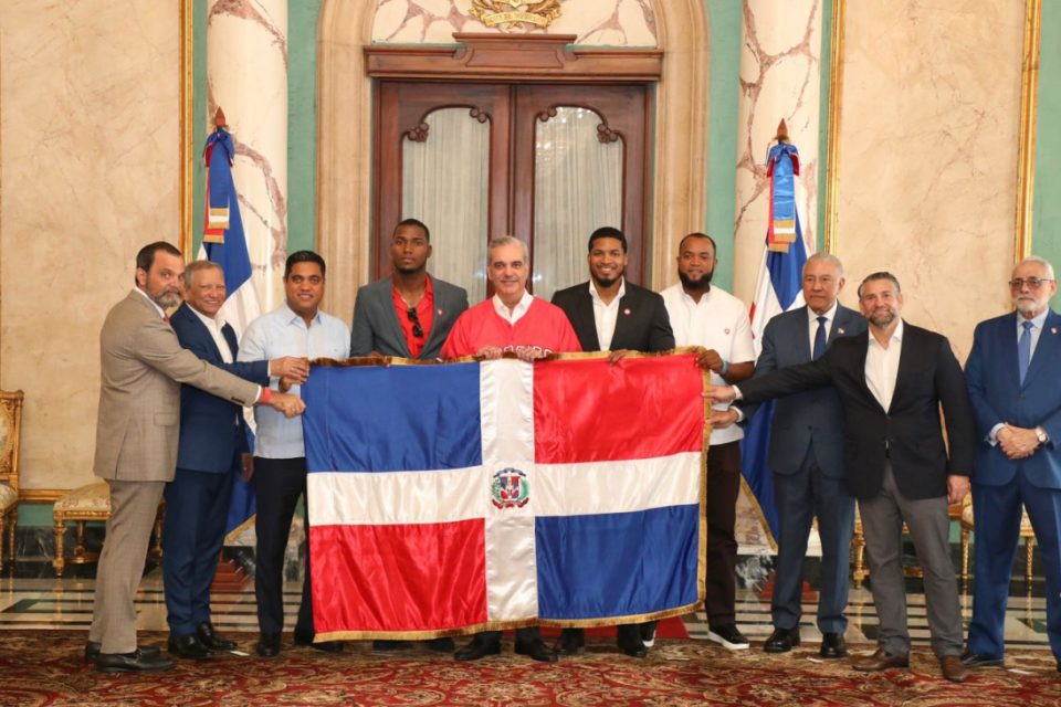 Abinader entrega la bandera dominicana a los Leones del Escogido para la Serie del Caribe 2026