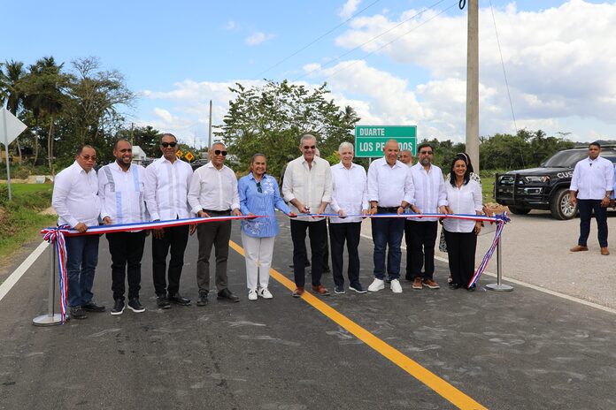 Presidente Abinader inaugura carretera que conecta Villa Riva con la Autopista del Nordeste