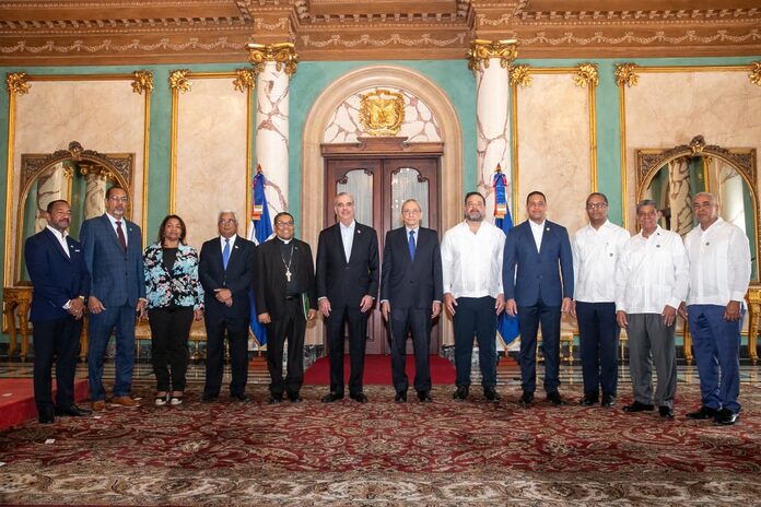 Presidente Abinader juramenta a los miembros del Comité Gestor del Jardín Botánico de San Juan de la Maguana