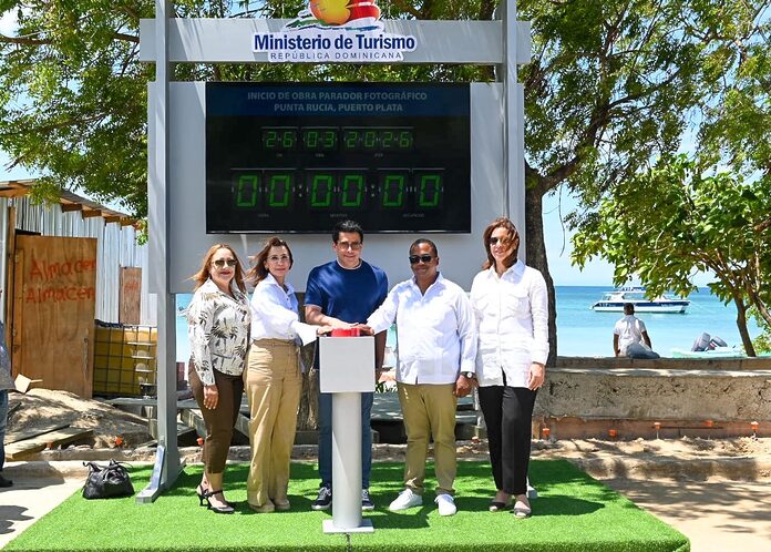 Ministro Collado da inicio a la construcción de un parador fotográfico en la playa de Punta Rucia, Puerto Plata.