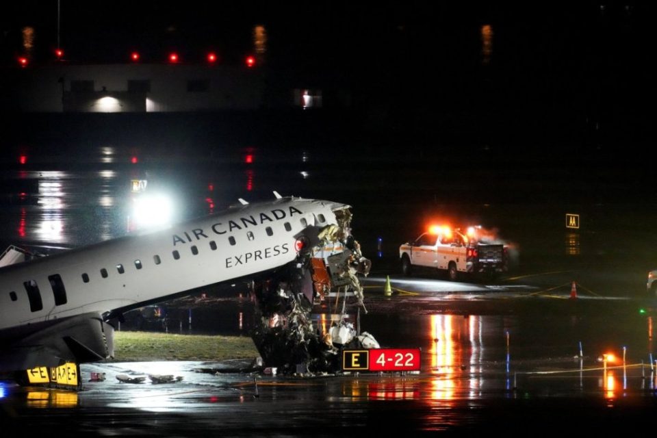 Piloto y copiloto fallecen tras colisión de avión con camión de bomberos en el aeropuerto LaGuardia de Nueva York