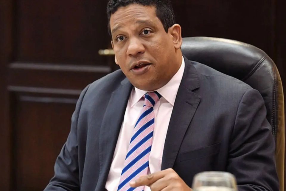 Carlos Pimentel defiende licitación de Inabie para adquirir gomitas multivitamínicas