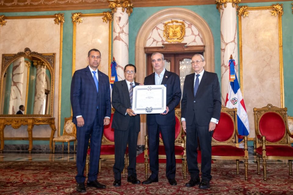 Luis Abinader concede condecoración póstuma a Orlando Martínez