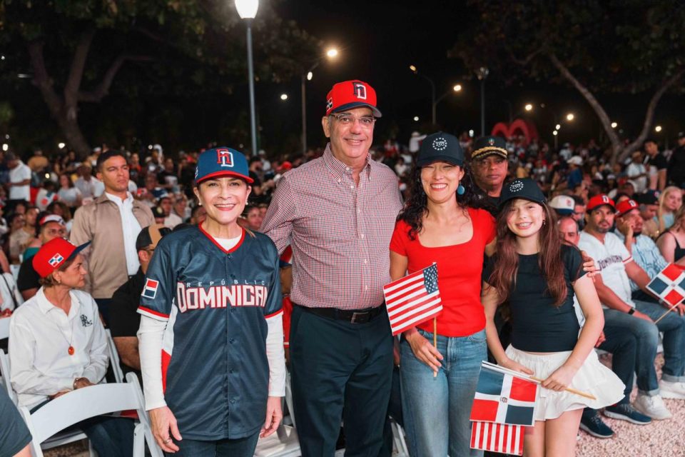 Presidente Abinader asiste a transmisión histórica del juego entre RD y EE.UU.
