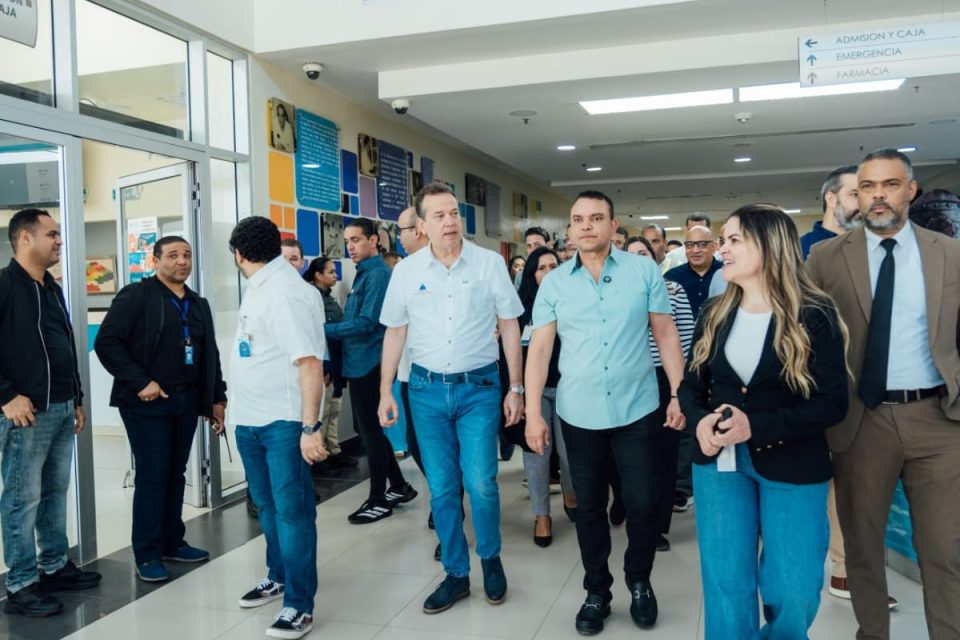 Ministro de Vivienda supervisa hospitales en la Ciudad de la Salud