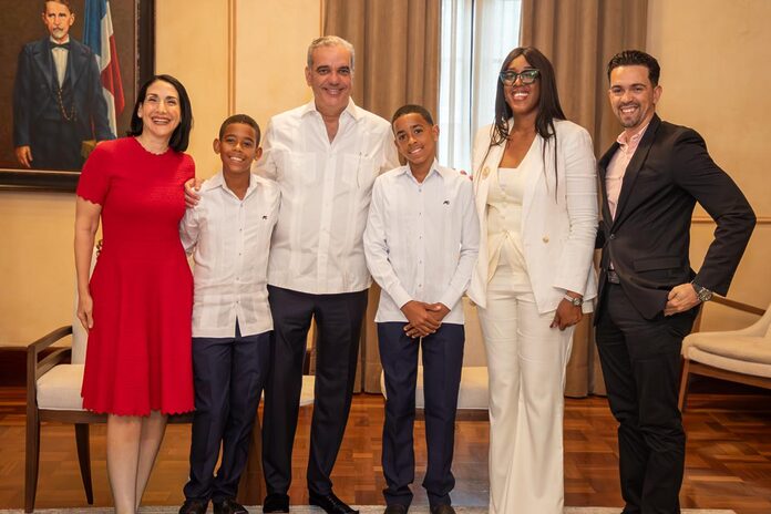 Presidente recibe al destacado estudiante Hensel Aquino García