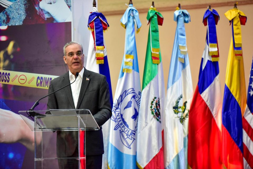 Luis Abinader inaugura el I Simposio Internacional de Investigación Criminal