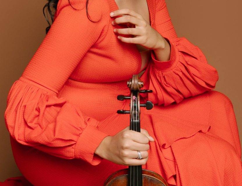 Aisha Syed fusiona su violín con la experiencia de la maternidad