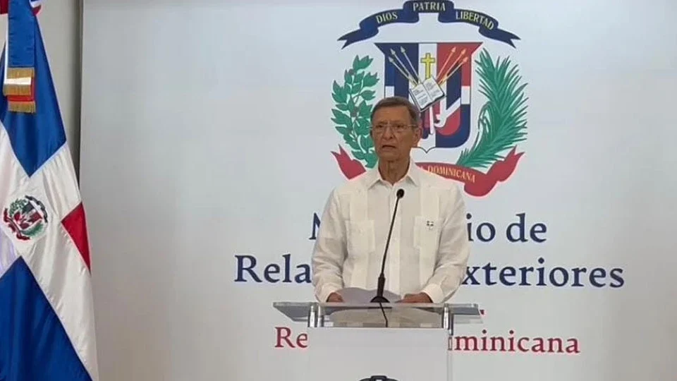 Gobierno centralizará ingresos consulares y aplicará nueva escala salarial